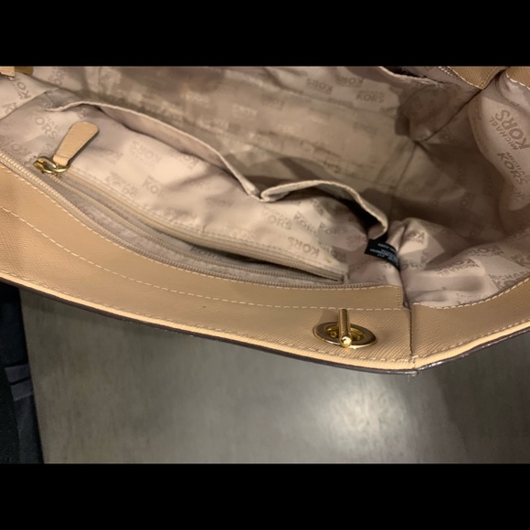 Michael Kors Jet Set Shoulder Tote - Picture 7 of 10